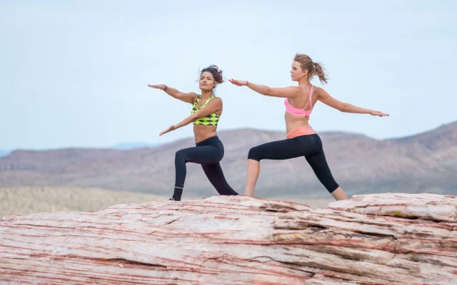 Biegsam bleiben - Darum liegt Yoga voll im Trend